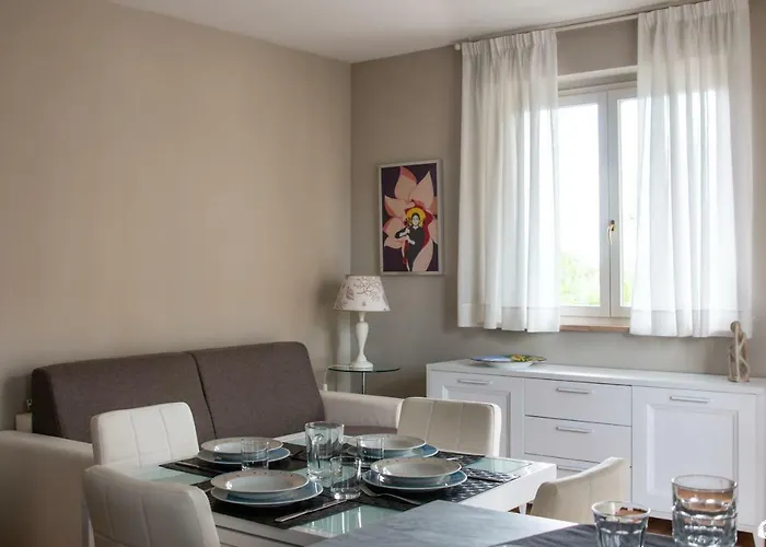 2-bedroom Apt, With Balcony & Aircondition - 50 M From The Apartman