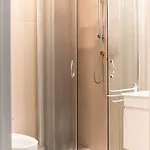 Διαμέρισμα 2-bedroom Apt, With Balcony & Aircondition - 50 M From The
