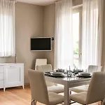 Διαμέρισμα 2-bedroom Apt, With Balcony & Aircondition - 50 M From The *