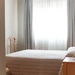 Διαμέρισμα 2-bedroom Apt, With Balcony & Aircondition - 50 M From The
