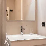 Διαμέρισμα 2-bedroom Apt, With Balcony & Aircondition - 50 M From The *