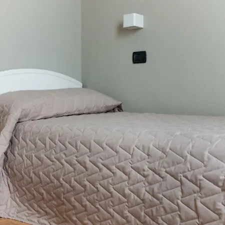 Apartamento 2-bedroom Apt, With Balcony & Aircondition - 50 M From The *