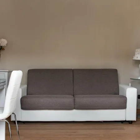 Διαμέρισμα 2-bedroom Apt, With Balcony & Aircondition - 50 M From The *