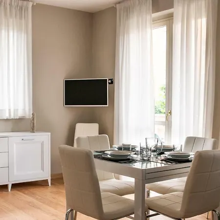 Διαμέρισμα 2-bedroom Apt, With Balcony & Aircondition - 50 M From The *