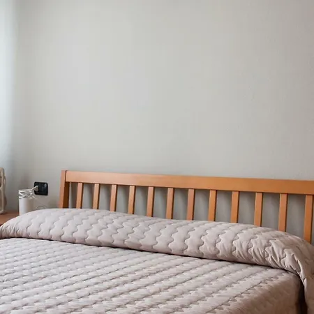 Apartment 2-bedroom Apt, With Balcony & Aircondition - 50 M From The *