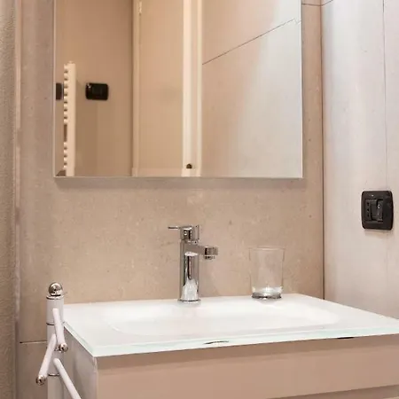 Appartamento 2-bedroom Apt, With Balcony & Aircondition - 50 M From The *