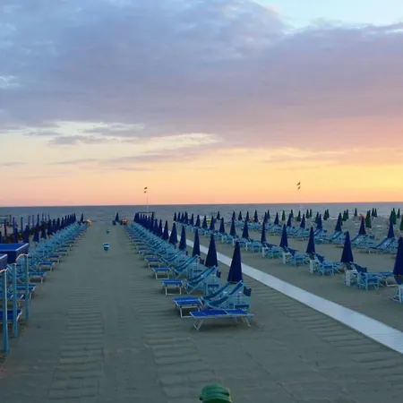 Apartamento 2-bedroom Apt, With Balcony & Aircondition - 50 M From The