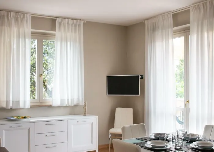 Apartamento 2-bedroom Apt, With Balcony & Aircondition - 50 M From The