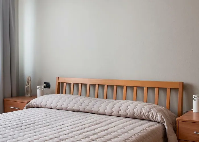 Apartamento 2-bedroom Apt, With Balcony & Aircondition - 50 M From The *