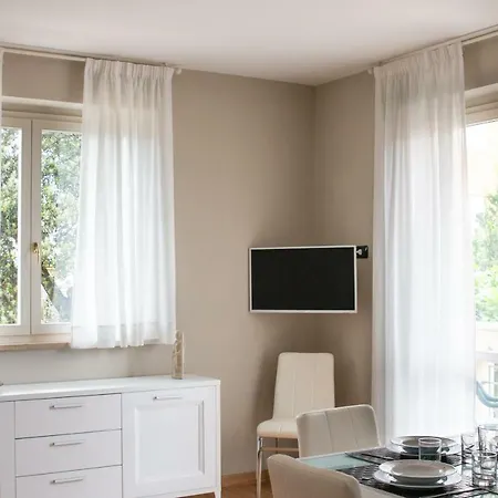 شقة 2-bedroom Apt, With Balcony & Aircondition - 50 M From The