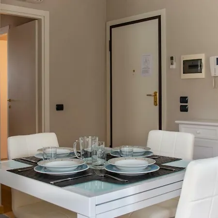 2-bedroom Apt, With Balcony & Aircondition - 50 M From The * مارينا دي بييتراسانْت