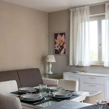 2-bedroom Apt, With Balcony & Aircondition - 50 M From The شقة